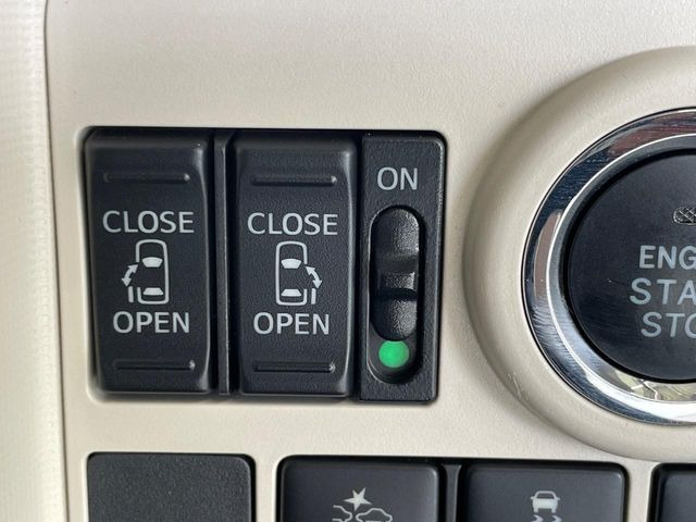 【両側パワースライドドア】スマートキーや運転席のスイッチで後席両側スライドドアの開閉が可能♪電動だから力を入れてドアを開ける必要が無く、小さなお子様でも簡単に開け閉めでき快適です♪