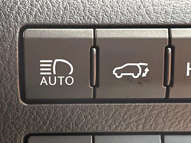 【オートマチックハイビーム】夜間の安全走行に役立つ便利な機能!先行車や対向車を検知し、ハイビームとロービームを自動で切り替えてくれます♪