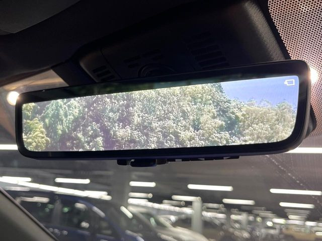 【デジタルインナーミラー】後席の大きな荷物や同乗者で後方が確認しづらい時でも安心!カメラが撮影した車両後方の映像をルームミラー内に表示。クリアな視界で状況の確認が可能です!