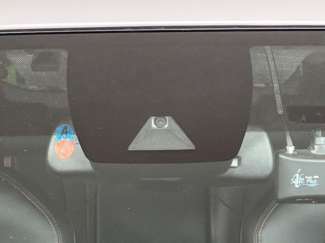 【トヨタセーフティセンス】走行中に前方の車両等を認識し、衝突しそうな時は警報とブレーキで衝突回避と被害軽減をアシスト。より安全にドライブをお楽しみいただけます。