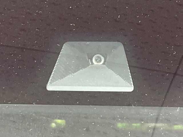 【ホンダセンシング】走行中に前方の車両等を認識し、衝突しそうな時は警報とブレーキで衝突回避と被害軽減をアシスト。より安全にドライブをお楽しみいただけます。