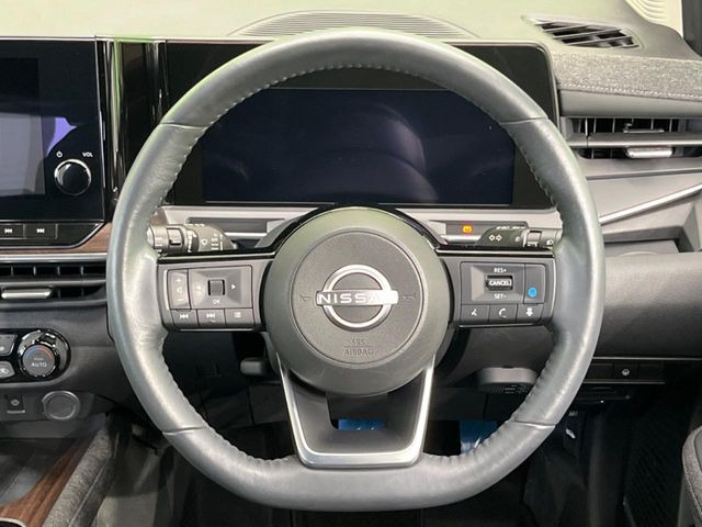 インテリアに合わせたデザインのステアリングは、運転される方のことも考え、運転しやすい形状、大きさです。是非一度、実際に触ってお確かめください。