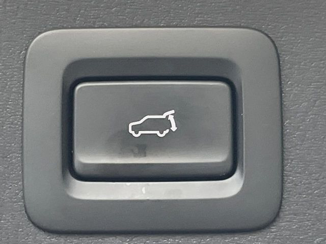 【パワーバックドア】スマートキーや運転席のボタンを押すだけでリアゲートが自動で開閉します!荷物を持っている時や、高い位置にあるバックドアを閉める際に便利な機能です♪