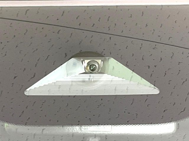 【ホンダセンシング】走行中に前方の車両等を認識し、衝突しそうな時は警報とブレーキで衝突回避と被害軽減をアシスト。より安全にドライブをお楽しみいただけます。