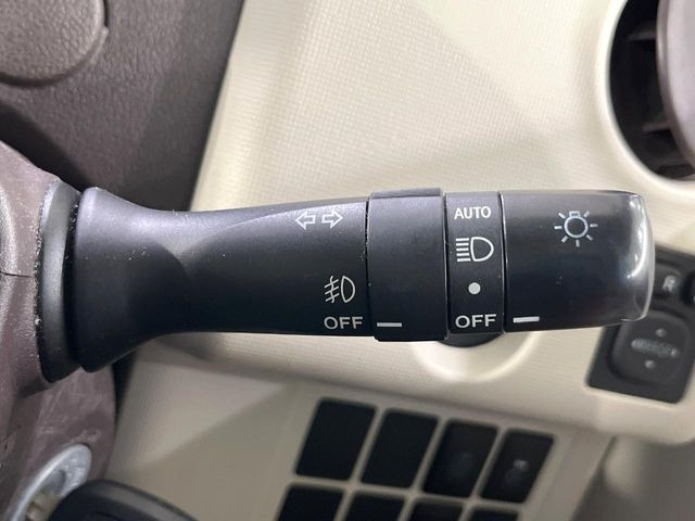 【オートライト】周りの明るさに応じて自動でヘッドライトの点灯・消灯ができる機能です!ライトの付け忘れ・消し忘れなどが無くなり、雨の日や夕方の走行も安心!トンネル通過時も便利ですね♪
