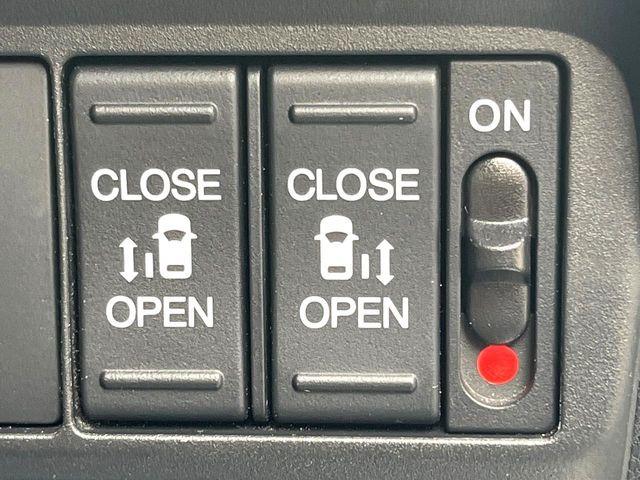 【両側パワースライドドア】スマートキーや運転席のスイッチで後席両側スライドドアの開閉が可能♪電動だから力を入れてドアを開ける必要が無く、小さなお子様でも簡単に開け閉めでき快適です♪
