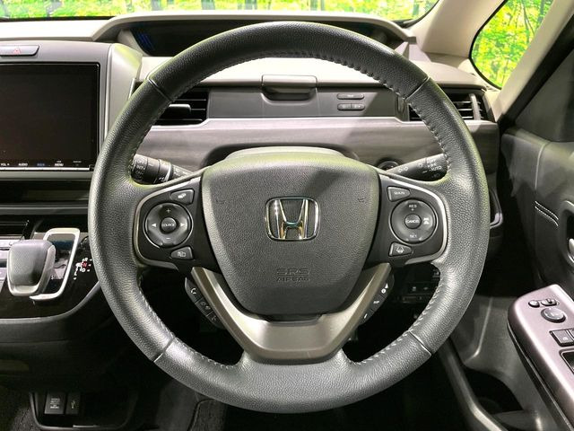 インテリアに合わせたデザインのステアリングは、運転される方のことも考え、運転しやすい形状、大きさです。是非一度、実際に触ってお確かめください。