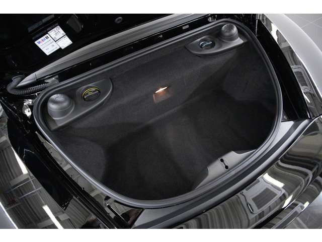 2.0L �����Ό�4�C��DOHC�^�[�{�A300ps/38.7kgm�A�S��&times;�S��&times;�S��mm 4379&times;1801&times;1281mm�A�ԗ��d�� 1440kg