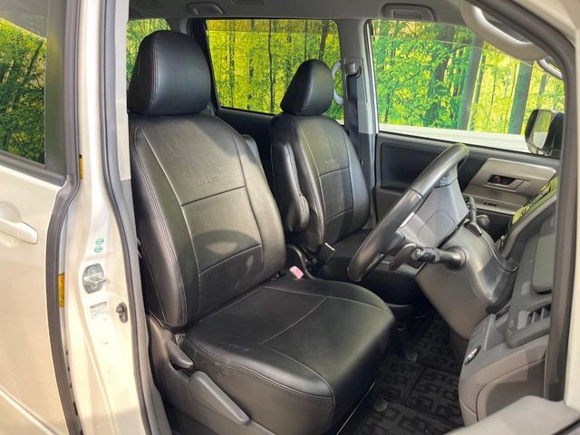 運転席まわりには十分なスペースがあり、大柄な方でもゆったり運転していただける環境です。
