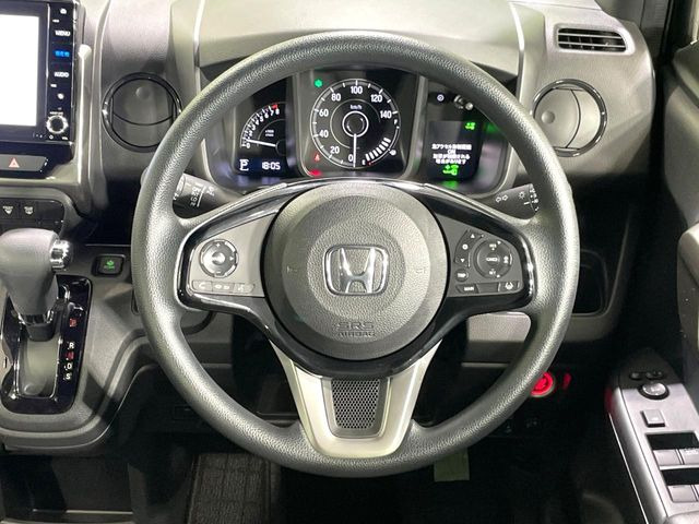 インテリアに合わせたデザインのステアリングは、運転される方のことも考え、運転しやすい形状、大きさです。是非一度、実際に触ってお確かめください。