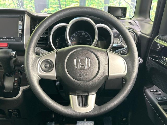 【ステアリングスイッチ】運転中、前方から目線をそらすことなく、オーディオ等の操作が可能な便利機能!安心&快適なドライブを演出してくれます♪