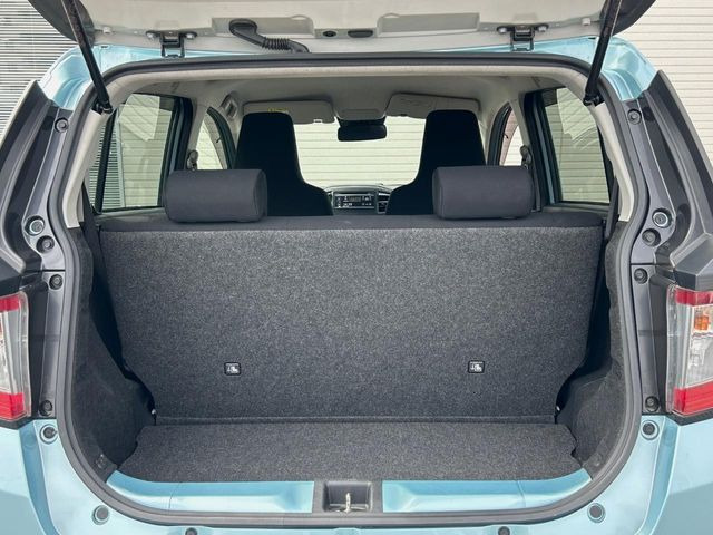普段のお買い物や通勤、送迎等に十分な荷室スペースを確保しております。セカンドシートを倒すと、大きな荷物の積載も可能です♪