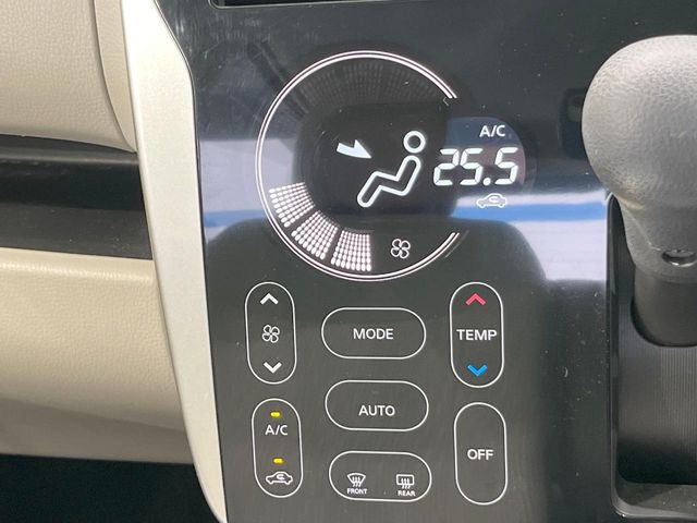 【オートエアコン】一度お好みの温度に設定すれば、車内の温度を検知し風量や温度を自動で調整。暑い&hellip;寒い&hellip;と何度もスイッチ操作をする必要はありません。快適な車内空間には必須の機能ですね♪