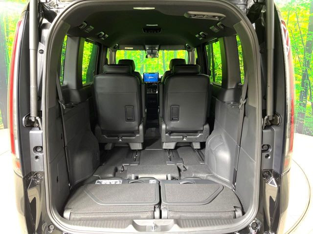 床下収納式のサードシートです。座席部分をコンパクトに収納でき、広大な荷室スペースとしてお使いいただけます!乗車人数や荷物の量など利用シーンに合わせて3列目を有効活用でき、とっても便利♪