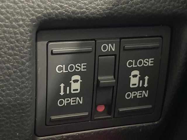【両側パワースライドドア】スマートキーや運転席のスイッチで後席両側スライドドアの開閉が可能♪電動だから力を入れてドアを開ける必要が無く、小さなお子様でも簡単に開け閉めでき快適です♪