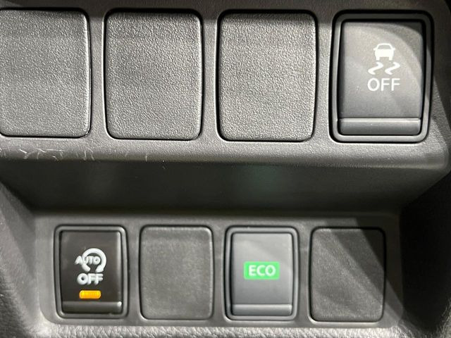 【アイドリングストップ】赤信号や渋滞で停車した際にエンジンを停止し、無駄な燃料の消費を抑えます。燃費向上や環境保護につなげる機能♪エンジンはブレーキを離せば再始動します。