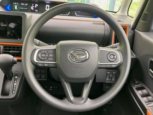【ステアリングスイッチ】運転中、前方から目線をそらすことなく、オーディオ等の操作が可能な便利機能!安心&快適なドライブを演出してくれます♪