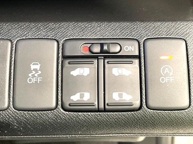 【両側パワースライドドア】スマートキーや運転席のスイッチで後席両側スライドドアの開閉が可能♪電動だから力を入れてドアを開ける必要が無く、小さなお子様でも簡単に開け閉めでき快適です♪