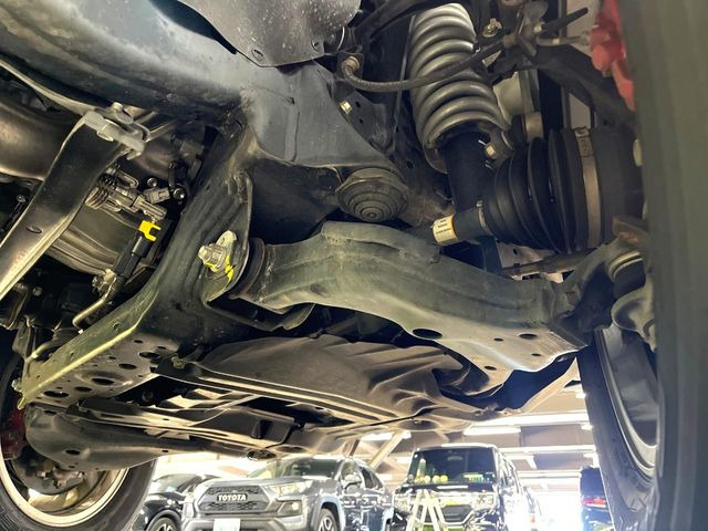 お車を安心してお乗りいただく為には、足回りの定期点検が欠かせません。サービスサポート(有償保証)では無料点検もご提供しており、安心のカーライフをお過ごしいただけるサポート体制が整っています。