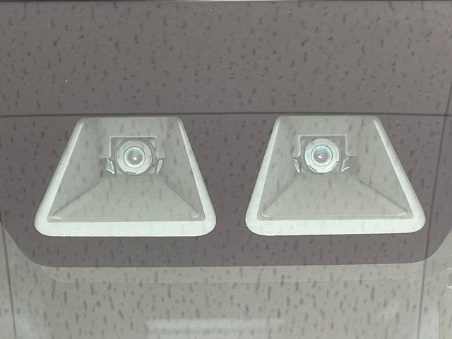 【スマートアシスト】走行中に前方の車両等を認識し、衝突しそうな時は警報とブレーキで衝突回避と被害軽減をアシスト。より安全にドライブをお楽しみいただけます。