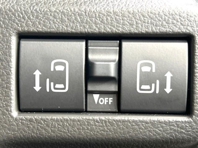 【両側パワースライドドア】スマートキーや運転席のスイッチで後席両側スライドドアの開閉が可能♪電動だから力を入れてドアを開ける必要が無く、小さなお子様でも簡単に開け閉めでき快適です♪