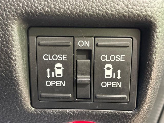【両側パワースライドドア】スマートキーや運転席のスイッチで後席両側スライドドアの開閉が可能♪電動だから力を入れてドアを開ける必要が無く、小さなお子様でも簡単に開け閉めでき快適です♪