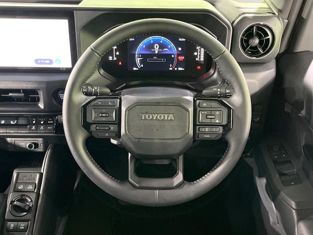 【ステアリングヒーター】冬場に冷たくなりやすい革巻きステアリングを、スイッチ一つで素早く適温に!エアコンよりも早く温まってくれるので、寒い日の運転も快適になりますね♪