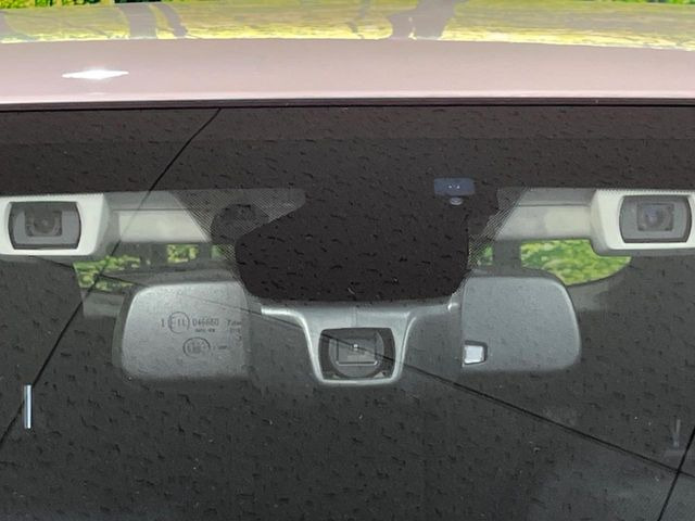 【アイサイトVer3】前方の車両等を検知し、衝突しそうな時は警報で注意を促し、ブレーキを踏む力をサポート。ブレーキを踏めなかった場合は衝突被害軽減ブレーキが作動、衝突回避をサポートします。