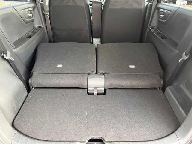 普段のお買い物や通勤、送迎等に十分な荷室スペースを確保しております。セカンドシートを倒すと、大きな荷物の積載も可能です♪