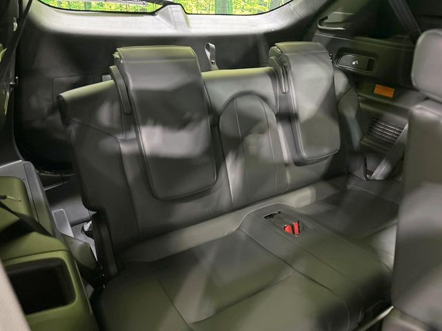 【黒革シート】上質な本革を使用し、高級感あふれる黒革シート。常に体に触れる部分だから、座り心地の良さにはこだわりたいですね♪汚れの付着や劣化を抑制する内装コーティング施工もおススメですよ♪