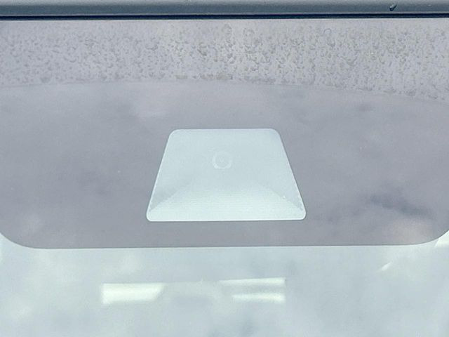 【ホンダセンシング】走行中に前方の車両等を認識し、衝突しそうな時は警報とブレーキで衝突回避と被害軽減をアシスト。より安全にドライブをお楽しみいただけます。