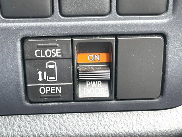 【パワースライドドア】スマートキーや運転席のスイッチでスライドドアの開閉が可能♪電動だから力を入れてドアを開ける必要が無く、小さいお子様でも、重い荷物を持っている時もラクに開け閉めできます♪