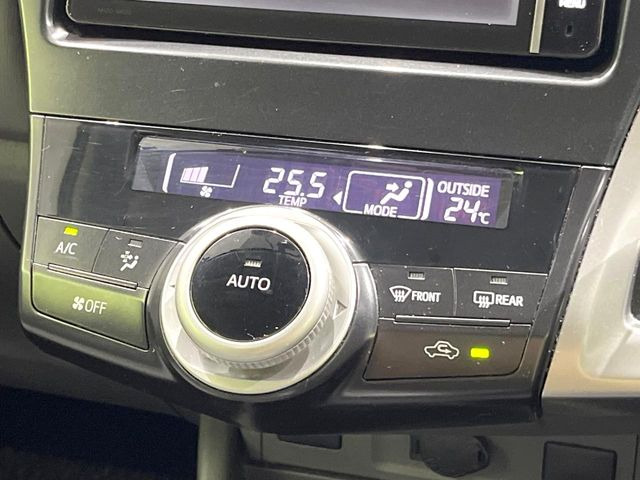 【オートエアコン】一度お好みの温度に設定すれば、車内の温度を検知し風量や温度を自動で調整。暑い&hellip;寒い&hellip;と何度もスイッチ操作をする必要はありません。快適な車内空間には必須の機能ですね♪