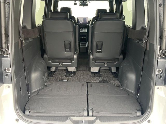 普段のお買い物や通勤、送迎等に十分な荷室スペースを確保しております。セカンドシートを倒すと、大きな荷物の積載も可能です♪