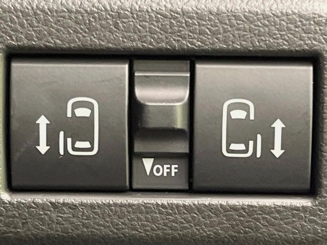 【両側パワースライドドア】スマートキーや運転席のスイッチで後席両側スライドドアの開閉が可能♪電動だから力を入れてドアを開ける必要が無く、小さなお子様でも簡単に開け閉めでき快適です♪
