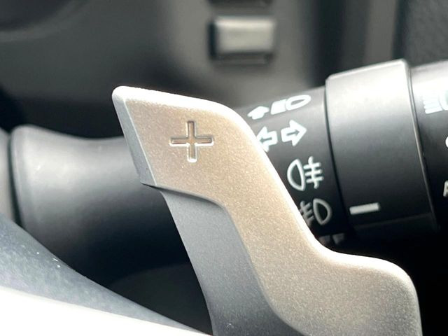 【パドルシフト】ハンドルから手を離さずに素早くシフトアップ&ダウンができるので、エンジンブレーキを使う下り坂や高速道路の合流で加速したい場面で役立ちます。