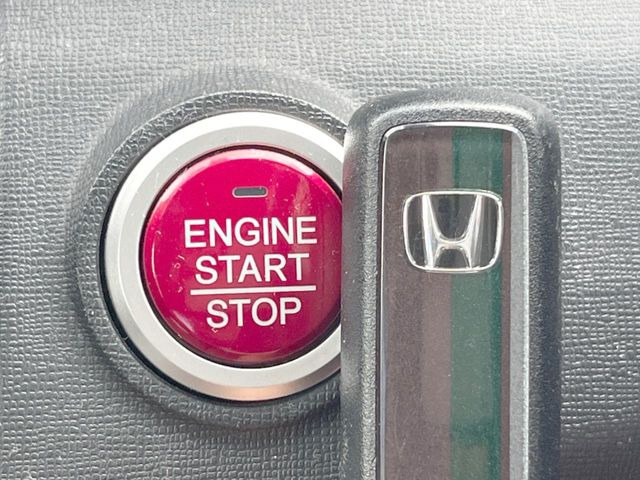 【Hondaスマートキー】カバンやポケットに入れたままでもドアの施錠・解錠が可能なスマートキーを装備。エンジンのオン・オフ時もカギを取り出す必要が無いからとっても便利です♪
