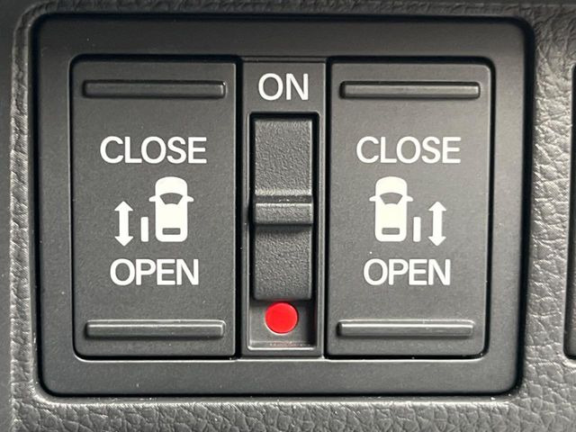 【両側パワースライドドア】スマートキーや運転席のスイッチで後席両側スライドドアの開閉が可能♪電動だから力を入れてドアを開ける必要が無く、小さなお子様でも簡単に開け閉めでき快適です♪