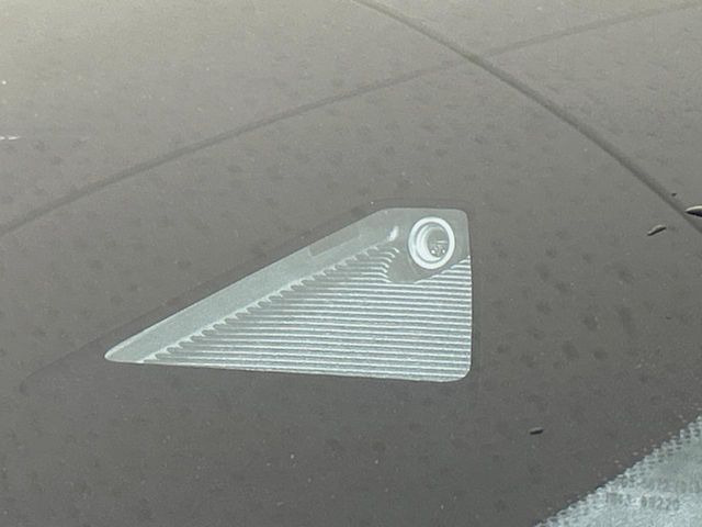 【i-ACTIVESENSE】走行中に前方の車両等を認識し、衝突しそうな時は警報とブレーキで衝突回避と被害軽減をアシスト。より安全にドライブをお楽しみいただけます。