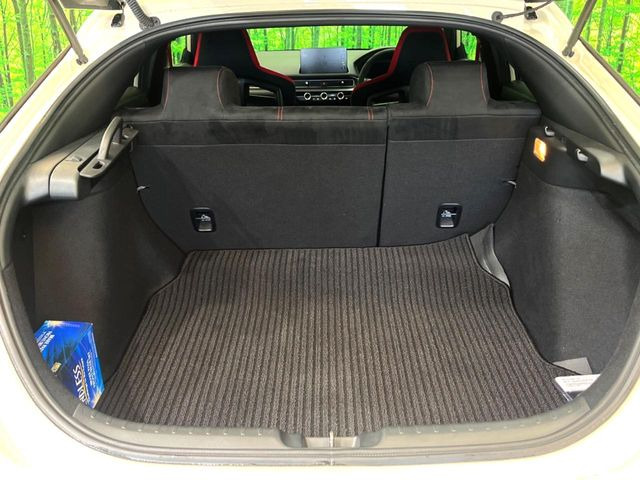 積み下ろしのしやすいデッキにはたっぷりと荷物を積み込んでいただけます。遊びから仕事まで、様々なシーンで頼れます♪
