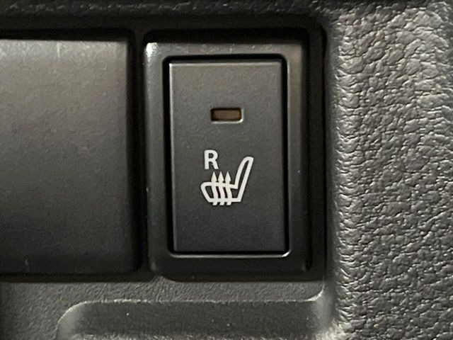 【シートヒーター】寒い日に重宝するシートヒーター!エアコンより早く温まってくれるので寒がりの人も安心ですね♪エアコンの温風は乾燥するから苦手、という方にもをおすすめです。