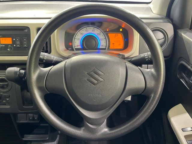 インテリアに合わせたデザインのステアリングは、運転される方のことも考え、運転しやすい形状、大きさです。是非一度、実際に触ってお確かめください。