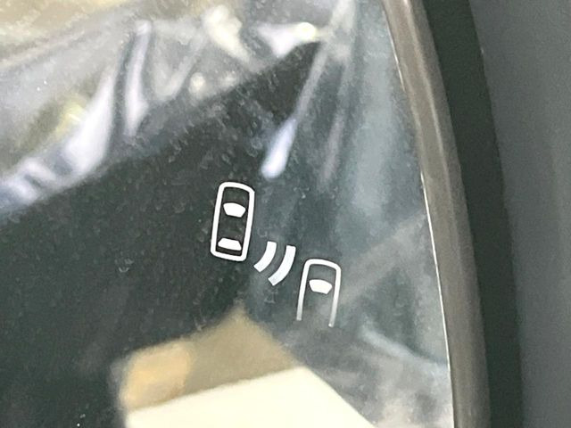 【ブラインドスポットモニター】走行中、ドアミラーの死角になりやすい箇所に後続車が接近するとサイドミラーのレンズに警告を表示!ドライバーに注意喚起をしてくれます。