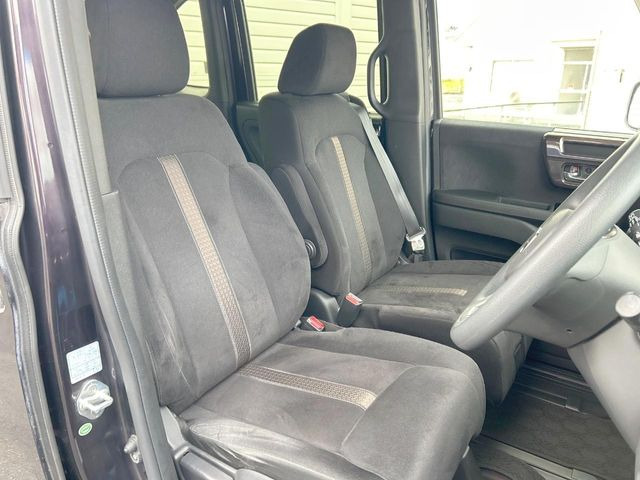 運転席まわりには十分なスペースがあり、大柄な方でもゆったり運転していただける環境です。