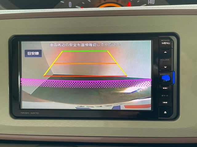 【バックカメラ】駐車時に後方がリアルタイム映像で確認できます。大型商業施設や立体駐車場での駐車時や、夜間のバック時に大活躍!運転スキルに関わらず、今や必須となった装備のひとつです!