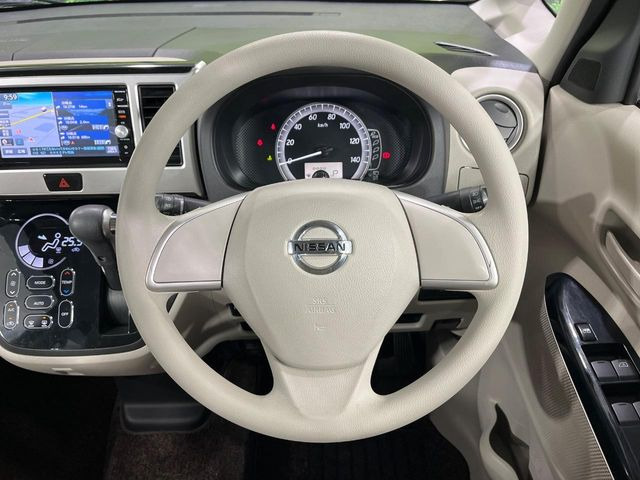 �C���e���A�ɍ��킹���f�U�C���̃X�e�A�����O�́A�^�]�������̂��Ƃ��l���A�^�]���₷���`��A�傫���ł��B�����x�A���ۂɐG���Ă��m���߂��������B