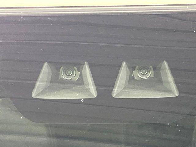 【スマートアシスト】走行中に前方の車両等を認識し、衝突しそうな時は警報とブレーキで衝突回避と被害軽減をアシスト。より安全にドライブをお楽しみいただけます。