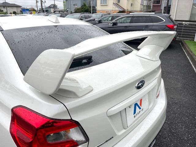 【大型リヤスポイラー】スポーツカーらしさがグッと引き立つ大型リヤスポイラーを装着♪高速走行時のスタビリティ(走行安定性)向上に役立ちます。