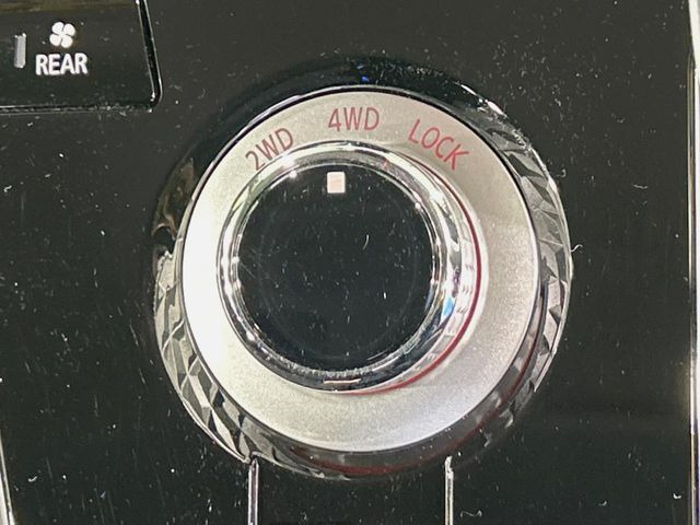 【ドライブモードセレクター】ダイヤル一つで簡単にモード切替が可能♪燃費重視の2WDモードから、雪道や本格的なオフロードでも頼れる4WD LOCKモードまで、幅広い使い方に対応しています。