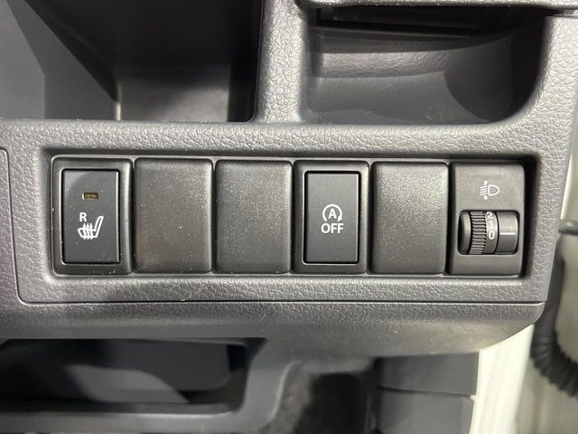 【アイドリングストップ】赤信号や渋滞で停車した際にエンジンを停止し、無駄な燃料の消費を抑えます。燃費向上や環境保護につなげる機能♪エンジンはブレーキを離せば再始動します。